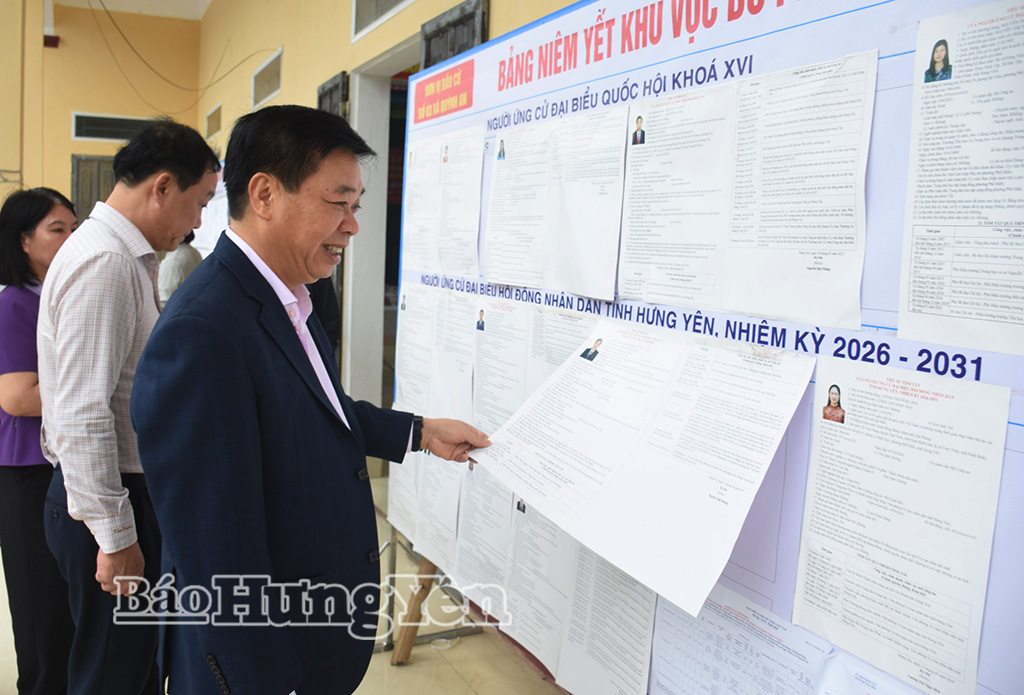 Đồng chí Nguyễn Quang Hưng, Ủy viên Ban Thường vụ, Chủ nhiệm Nh88 com Kiểm tra Tỉnh ủy kiểm tra Nh88 Nha cai chuẩn bị bầu cử tại khu vực bỏ phiếu thôn Xuân La Đông (xã Quỳnh An).