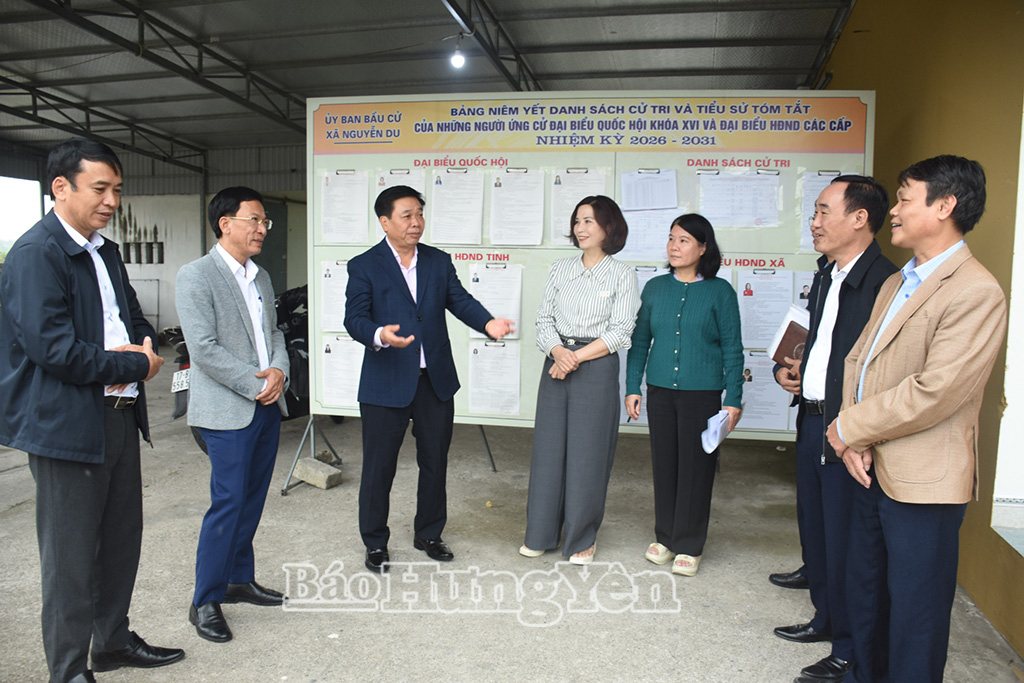 Đồng chí Chủ nhiệm Nh88 com Kiểm tra Tỉnh ủy Nguyễn Quang Hưng kiểm tra Nh88 Nha cai bầu cử tại khu vực bỏ phiếu số 02 (thôn Cẩn Du, xã Nguyễn Du).