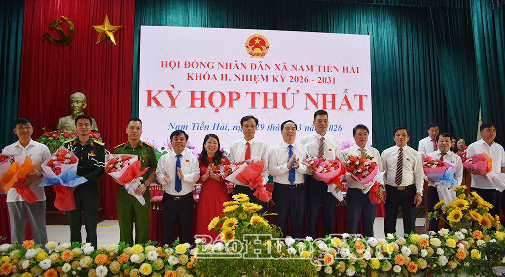 Đồng chí Vũ Ngọc Trì, Phó Chủ tịch Nh88 - Cá Cược Mỗi Ngày - Nh88 vip Liền Tay tỉnh tặng hoa chúc mừng lãnh đạo Nh88 - Cá Cược Mỗi Ngày - Nh88 vip Liền Tay, Nh88 casino xã  Nam Tiền Hải nhiệm kỳ 2026 - 2031.