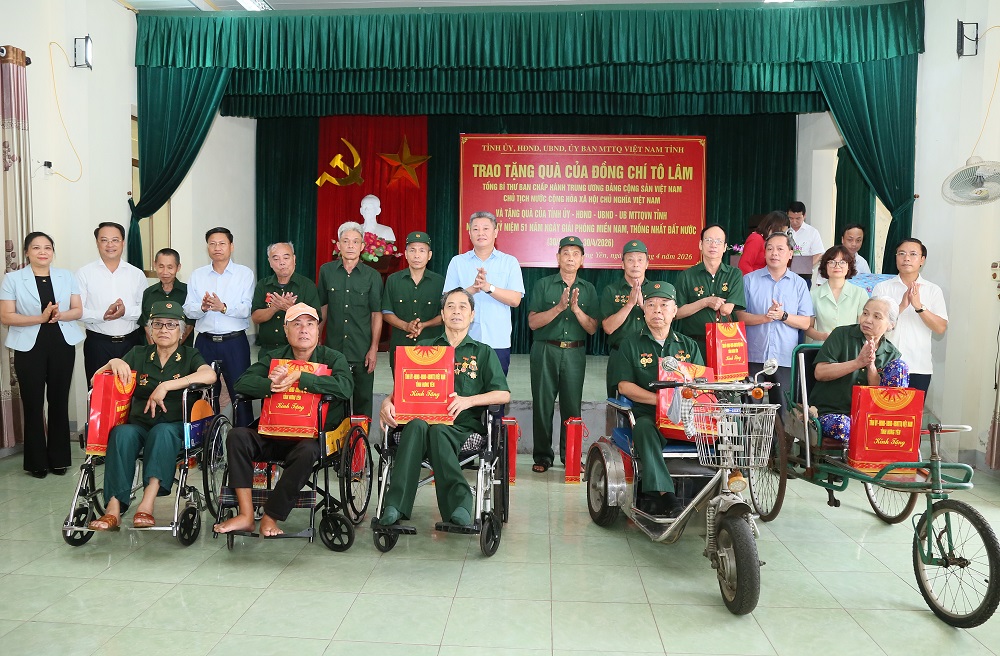   Đồng chí Nguyễn Mạnh Quyền, Phó Bí thư Tỉnh ủy, Chủ tịch Nh88 casino tỉnh trao quà của Nh88 Nha cai, Chủ tịch nước Tô Lâm và quà của tỉnh tặng các thương binh, bệnh binh