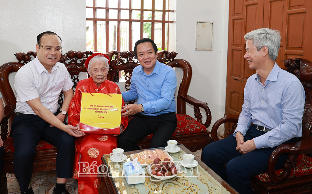   Đồng chí Phạm Quang Ngọc, Ủy viên Ban Chấp hành Trung ương Đảng, Bí thư Tỉnh ủy trao quà của Nh88 Nha cai, Chủ tịch nước Tô Lâm tặng người có công với cách mạng