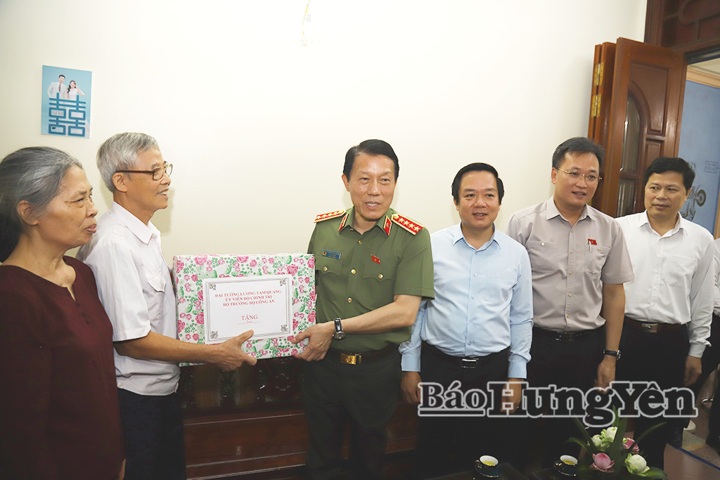   Đại tướng Lương Tam Quang, Ủy viên Bộ Chính trị, Bộ trưởng Bộ Công an thăm, tặng quà thương binh ở phường Phố Hiến