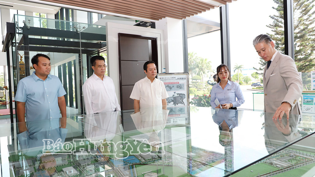   Đồng chí Phạm Quang Ngọc, Ủy viên Ban Chấp hành Trung ương Đảng, Bí thư Tỉnh ủy Nh88 đăng Nhập tại Khu công nghiệp Thăng Long II, tặng quà công nhân, người lao động