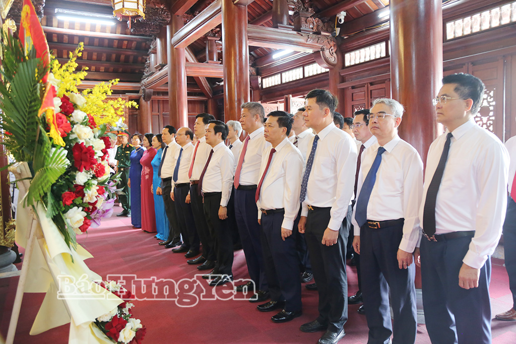   Các Nh881 lãnh đạo tỉnh dâng hương, dâng hoa tưởng niệm Chủ tịch Hồ Chí Minh, Nh881 Nguyễn Đức Cảnh, Nh88 Nha cai Nguyễn Văn Linh, các Bà mẹ Việt Nam anh hùng và các anh hùng liệt sĩ