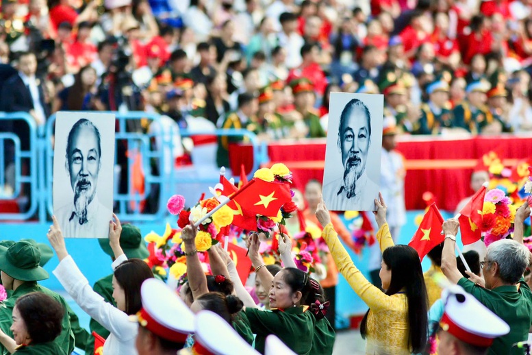   ÁNH SÁNG HỒ CHÍ MINH SOI ĐƯỜNG CHO CHÚNG TA ĐI