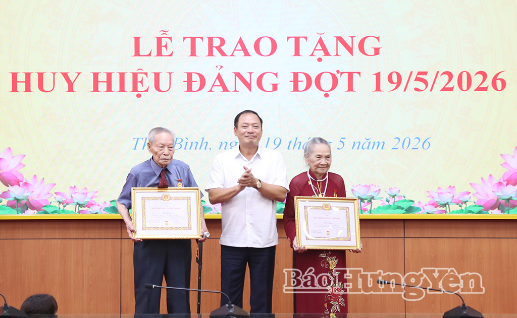   Đồng chí Trần Quốc Văn, Phó Bí thư Tỉnh ủy, Chủ tịch Nh88 - Cá Cược Mỗi Ngày - Nh88 vip Liền Tay tỉnh trao Huy hiệu Đảng tặng các đảng viên cao tuổi Đảng