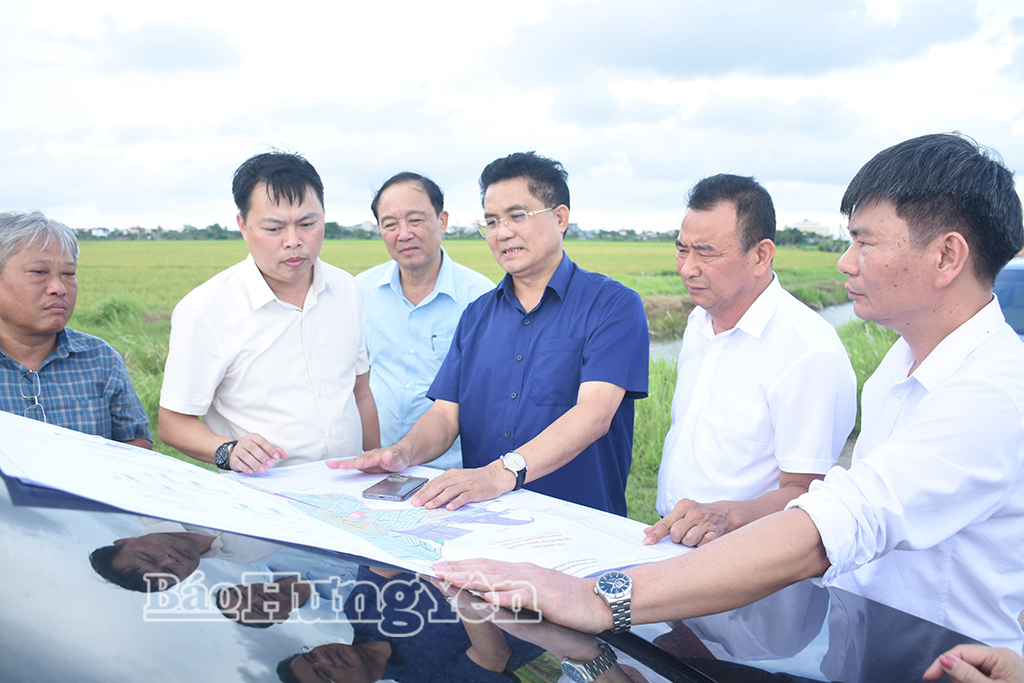   Đồng chí Lê Quang Hòa, Ủy viên Ban Thường vụ Tỉnh ủy, Phó Chủ tịch Nh88 casino tỉnh kiểm tra tiến độ thực hiện Nh88 đăng Nhập Cụm công nghiệp Quỳnh Trang