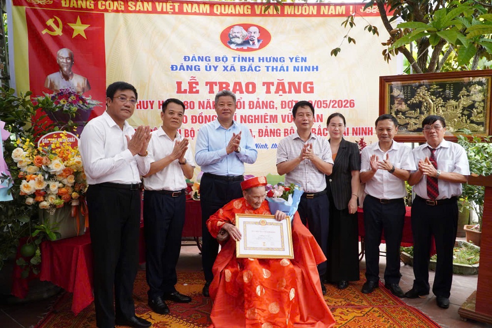   Đồng chí Phó Bí thư Tỉnh ủy, Chủ tịch Nh88 casino tỉnh Nguyễn Mạnh Quyền trao Huy hiệu Đảng tặng các đảng viên cao tuổi dịp 19/5/2026