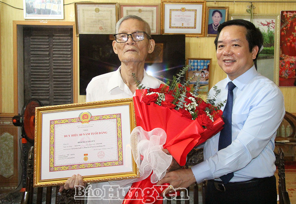   Đồng chí Phạm Quang Ngọc, Ủy viên Ban Chấp hành Trung ương Đảng, Bí thư Tỉnh ủy trao tặng Huy hiệu Đảng tại xã Phụ Dực và xã Tiên La