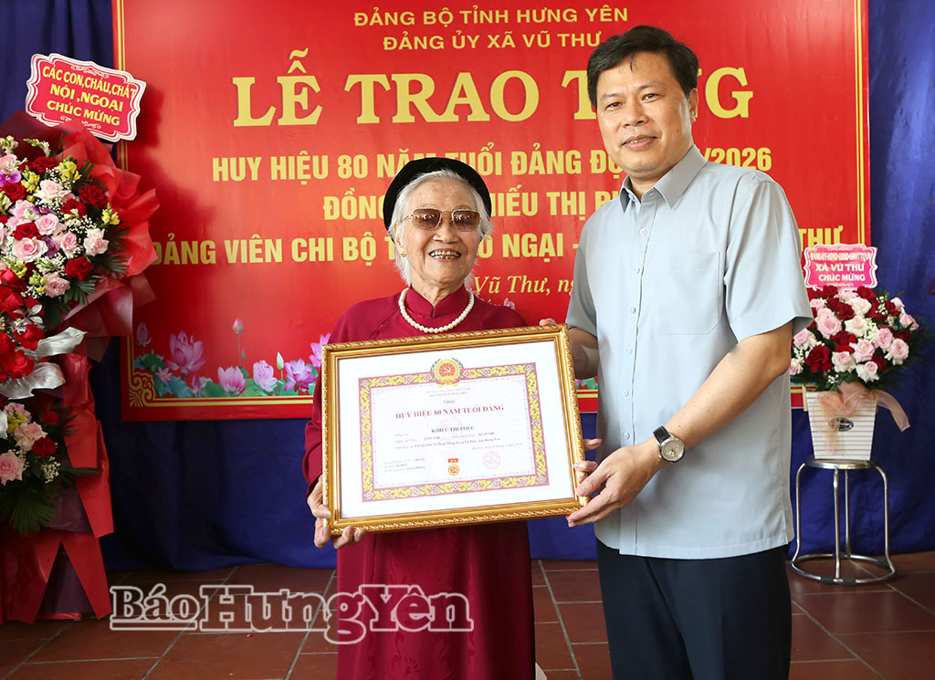   Đồng chí Trần Quốc Toản, Phó Bí thư Thường trực Tỉnh ủy, Chủ tịch Nh88 com Nh88 vip Việt Nam tỉnh trao Huy hiệu Đảng tặng các đảng viên cao tuổi