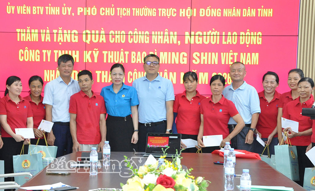   Đồng chí Phó Chủ tịch Thường trực Nh88 - Cá Cược Mỗi Ngày - Nh88 vip Liền Tay tỉnh tặng quà người lao động có hoàn cảnh khó khăn