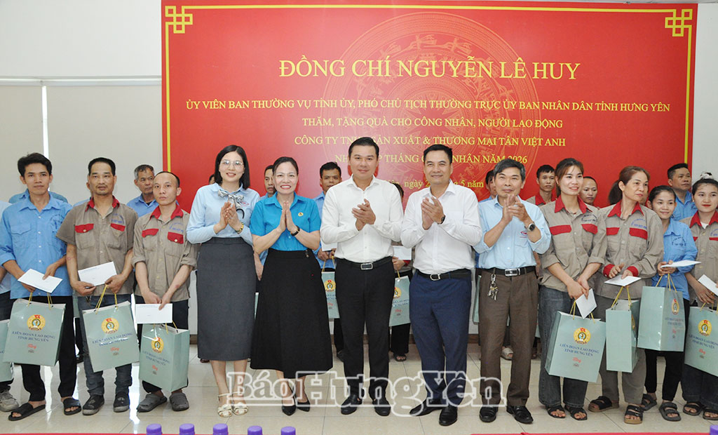   Đồng chí Phó Chủ tịch Thường trực Nh88 casino tỉnh thăm, tặng quà người lao động có hoàn cảnh khó khăn