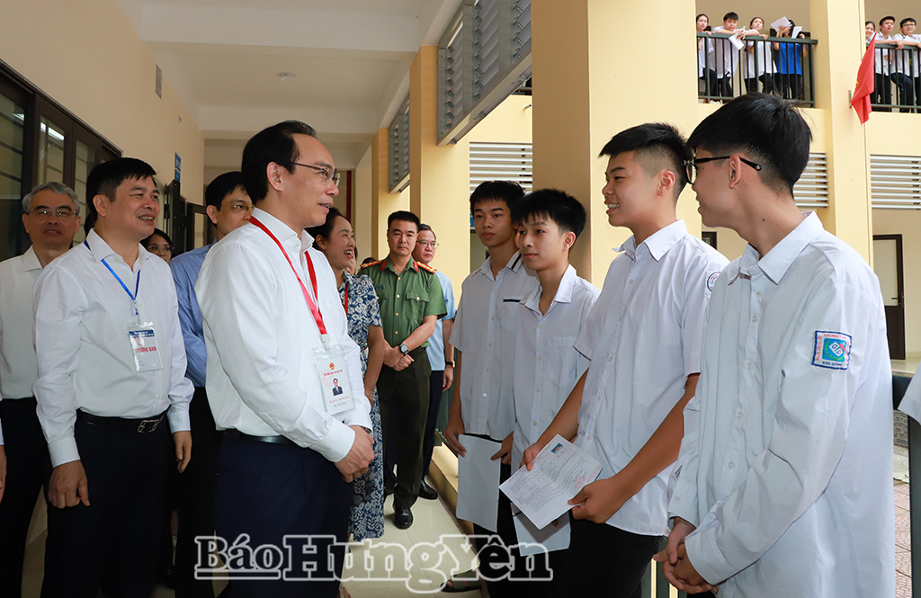Bộ trưởng Bộ Giáo dục và Đào tạo Hoàng Minh Sơn thăm, động viên cán bộ, thí sinh tại điểm thi Trường THPT Kim Động
