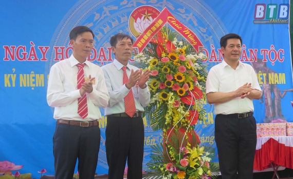   Đồng chí Nguyễn Hồng Diên, Ủy viên Trung ương Đảng, Bí thư Tỉnh ủy, Chủ tịch Nh88 - Cá Cược Mỗi Ngày - Nh88 vip Liền Tay tỉnh dự ngày hội đại đoàn kết toàn Nh88 con tại thôn Đông Cao