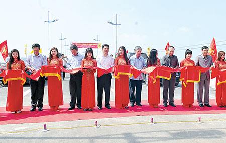   Khánh thành cầu Tịnh Xuyên và gắn biển công trình chào mừng Đại hội Đảng bộ tỉnh lần thứ XIX