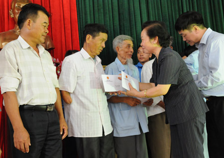   Phó Chủ tịch nước Nguyễn Thị Doan trao học bổng “Cùng em đến trường” cho học sinh Thái Bình có hoàn cảnh đặc biệt khó khăn
