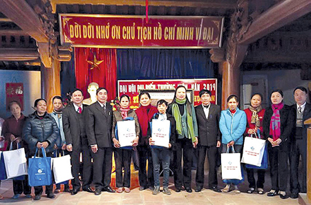   Thăm, tặng quà, chúc tết các hộ nghèo và gia đình chính sách