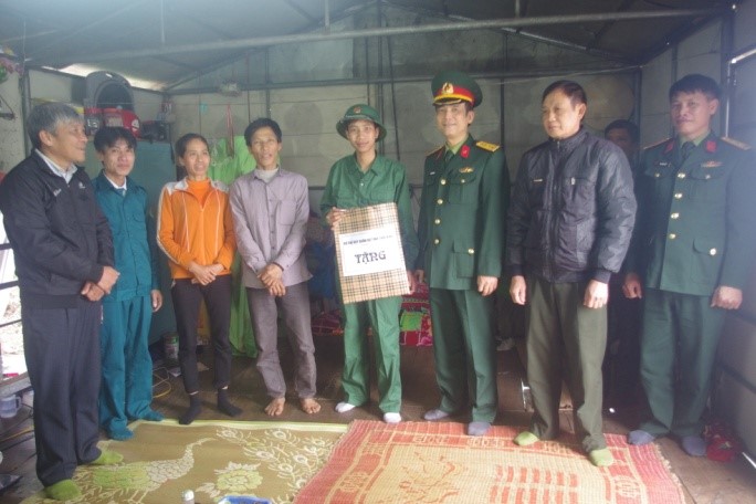   Bộ CHQS tỉnh: Tặng 24 suất quà cho thanh niên nhập ngũ  có hoàn cảnh khó khăn