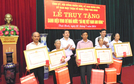   Các Nh881 lãnh đạo tỉnh đi thăm, tặng quà các gia đình, đối tượng chính sách