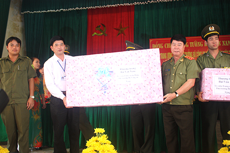   Thượng tướng Bùi Văn Nam, Ủy viên Trung ương Đảng, Thứ trưởng Bộ Công an thăm và Nh88 đăng Nhập tại xã Vũ Lăng (Tiền Hải)
