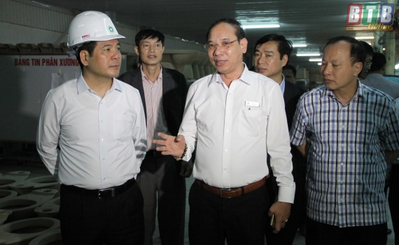   Đồng chí Nguyễn Hồng Diên, Ủy viên Trung ương Đảng, Phó Bí thư Tỉnh ủy, Chủ tịch Nh88 casino tỉnh kiểm tra hoạt động sản xuất tại một số doanh nghiệp