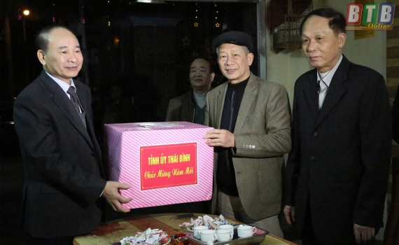   Đồng chí Phạm Văn Sinh, Bí thư Tỉnh ủy thăm chúc tết đêm giao thừa