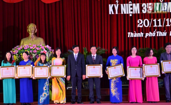   893 tập thể, cá nhân được vinh danh, khen thưởng