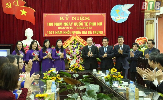   Các Nh881 lãnh đạo tỉnh chúc mừng ngày Quốc tế Phụ nữ