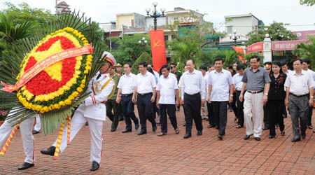   Ban Thường vụ Tỉnh ủy viếng các anh hùng liệt sĩ, dâng hương tưởng niệm Chủ tịch Hồ Chí Minh