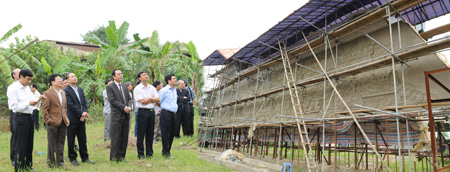   Đóng góp ý kiến đối với mẫu phác thảo Tượng đài “Bác Hồ với nông dân”