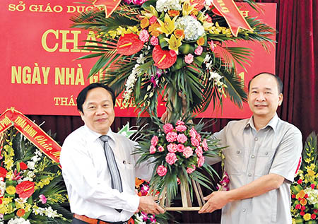   Các Nh881 lãnh đạo tỉnh chúc mừng ngày Nhà giáo Việt Nam