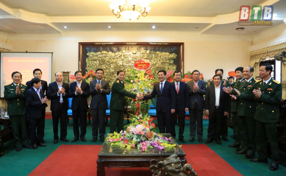   Thường trực Tỉnh ủy chúc mừng cán bộ, chiến sĩ lực lượng vũ trang tỉnh