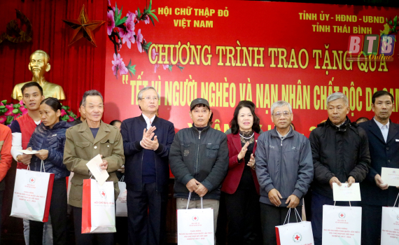   Đồng chí Trần Quốc Vượng, Ủy viên Bộ Chính trị, Thường trực Ban Bí thư thăm, tặng quà tết đối tượng nhiễm chất độc hóa học trên địa bàn tỉnh