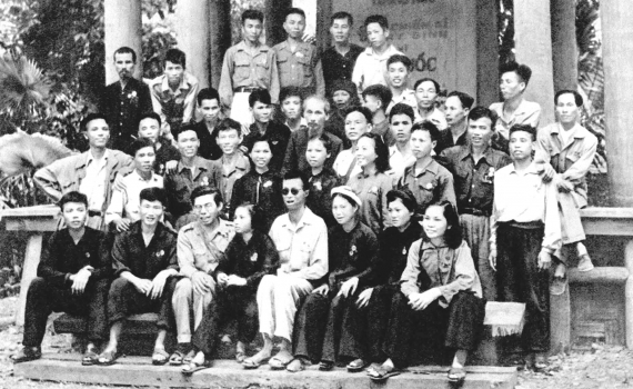   Tái hiện hình ảnh thi đua ái quốc