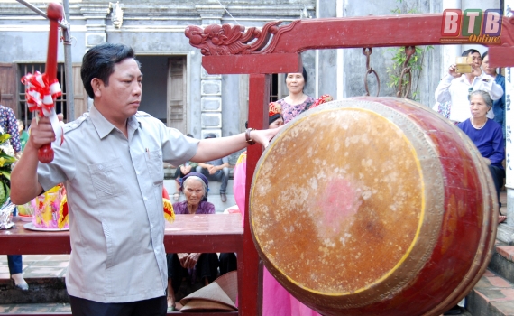   Khai hội đền Đồng Xâm