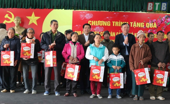   Trao quà cho hộ nghèo, hộ có hoàn cảnh khó khăn nhân dịp Tết Nguyên đán Mậu Tuất 2018