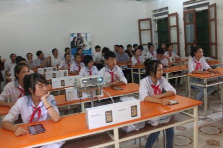   Trao tặng phòng học hiện đại sử dụng sách giáo khoa điện tử Classbook đầu tiên cho Trường THCS xã Quang Lịch