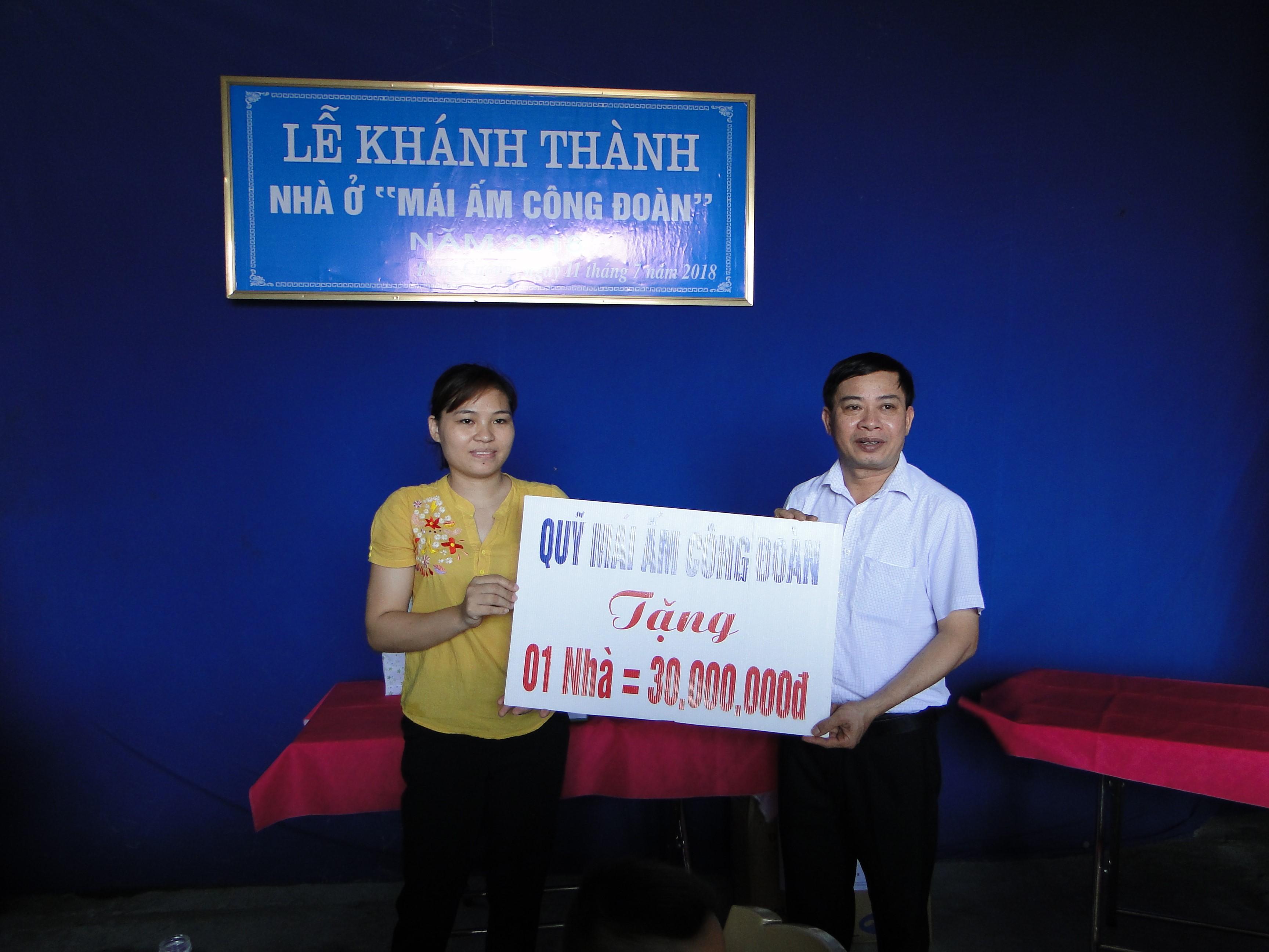   Trao nhà mái ấm công đoàn cho đoàn viên có hoàn cảnh khó khăn