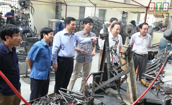   Đồng chí Nguyễn Hồng Diên, Ủy viên Trung ương Đảng, Bí thư Tỉnh ủy, Chủ tịch Nh88 - Cá Cược Mỗi Ngày - Nh88 vip Liền Tay tỉnh kiểm tra hoạt động sản xuất kinh doanh tại một số doanh nghiệp