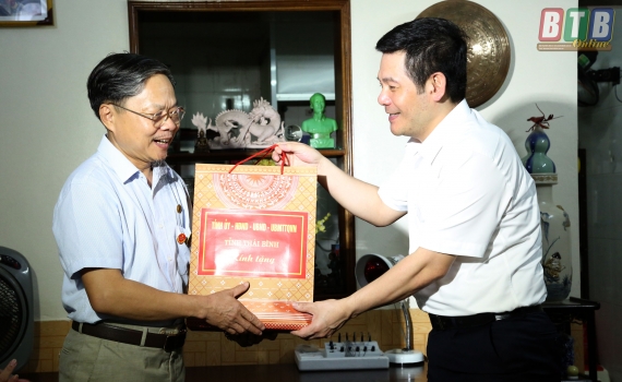   Đồng chí Nguyễn Hồng Diên, Ủy viên Trung ương Đảng, Bí thư Tỉnh ủy, Chủ tịch Nh88 casino tỉnh thăm, tặng quà đối tượng chính sách