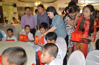   Gặp mặt và trao quà Trung thu cho trẻ em bị ảnh hưởng bởi HIV/AIDS
