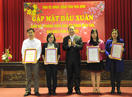   Gặp mặt cán bộ, phóng viên các cơ quan báo chí, đại biểu văn nghệ sĩ