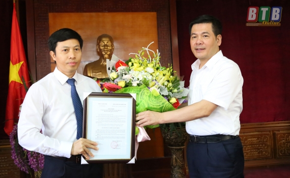  Thường trực Tỉnh ủy: Nh883 và trao quyết định luân chuyển cán bộ diện Ban Thường vụ Tỉnh ủy quản lý