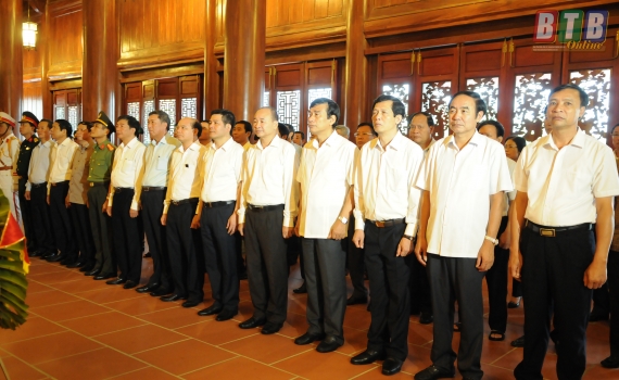   Ban Thường vụ Tỉnh ủy viếng liệt sĩ, dâng hương Chủ tịch Hồ Chí Minh và Nh881 Nguyễn Đức Cảnh