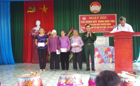   Bộ CHQS tỉnh tặng quà các đối tượng chính sách