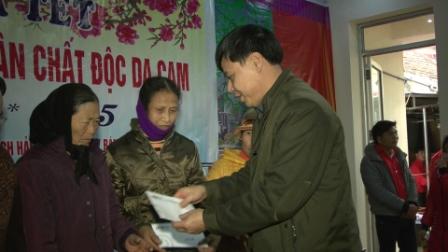   Trao quà cho người nghèo tại Thái Thụy và Kiến Xương