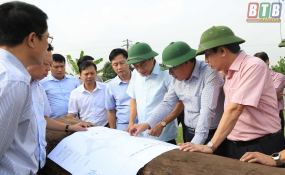   Đồng chí Đặng Trọng Thăng, Phó Bí thư Tỉnh ủy, Chủ tịch Nh88 casino tỉnh kiểm tra Nh88 đăng Nhập tuyến đường bộ ven biển tại huyện Thái Thụy