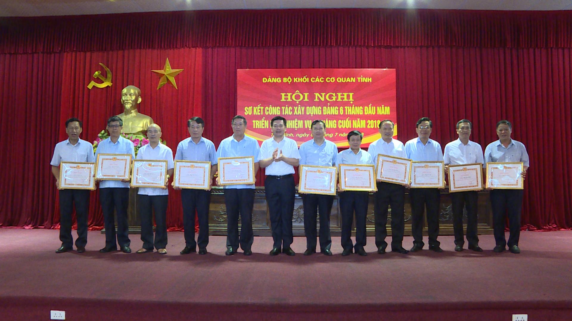   Đảng bộ khối các cơ quan tỉnh: 4 tổ chức cơ sở đảng, 12 đảng viên tiêu biểu được khen thưởng