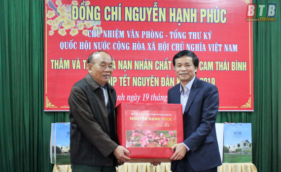   Đồng chí Nguyễn Hạnh Phúc, Ủy viên Trung ương Đảng, Tổng Thư ký Nh88 net, Chủ nhiệm Văn phòng Nh88 net thăm, chúc tết Hội Nạn nhân chất độc da cam/Điôxin tỉnh