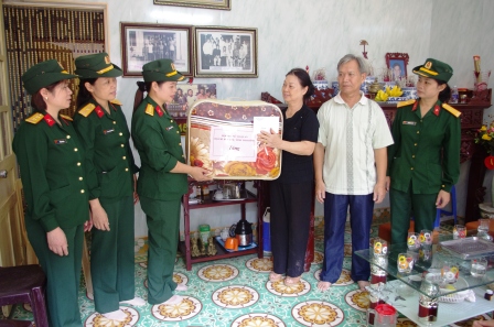   Bộ CHQS tỉnh tặng quà gia đình chính sách nhân dịp 20/10